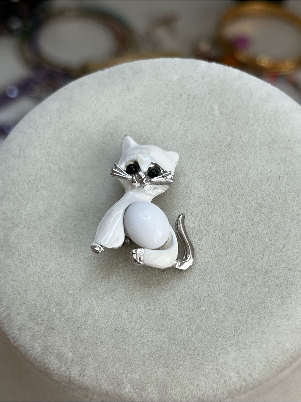 Vintage White Enamel Cat Brooch White Belly Silver Tone 1”